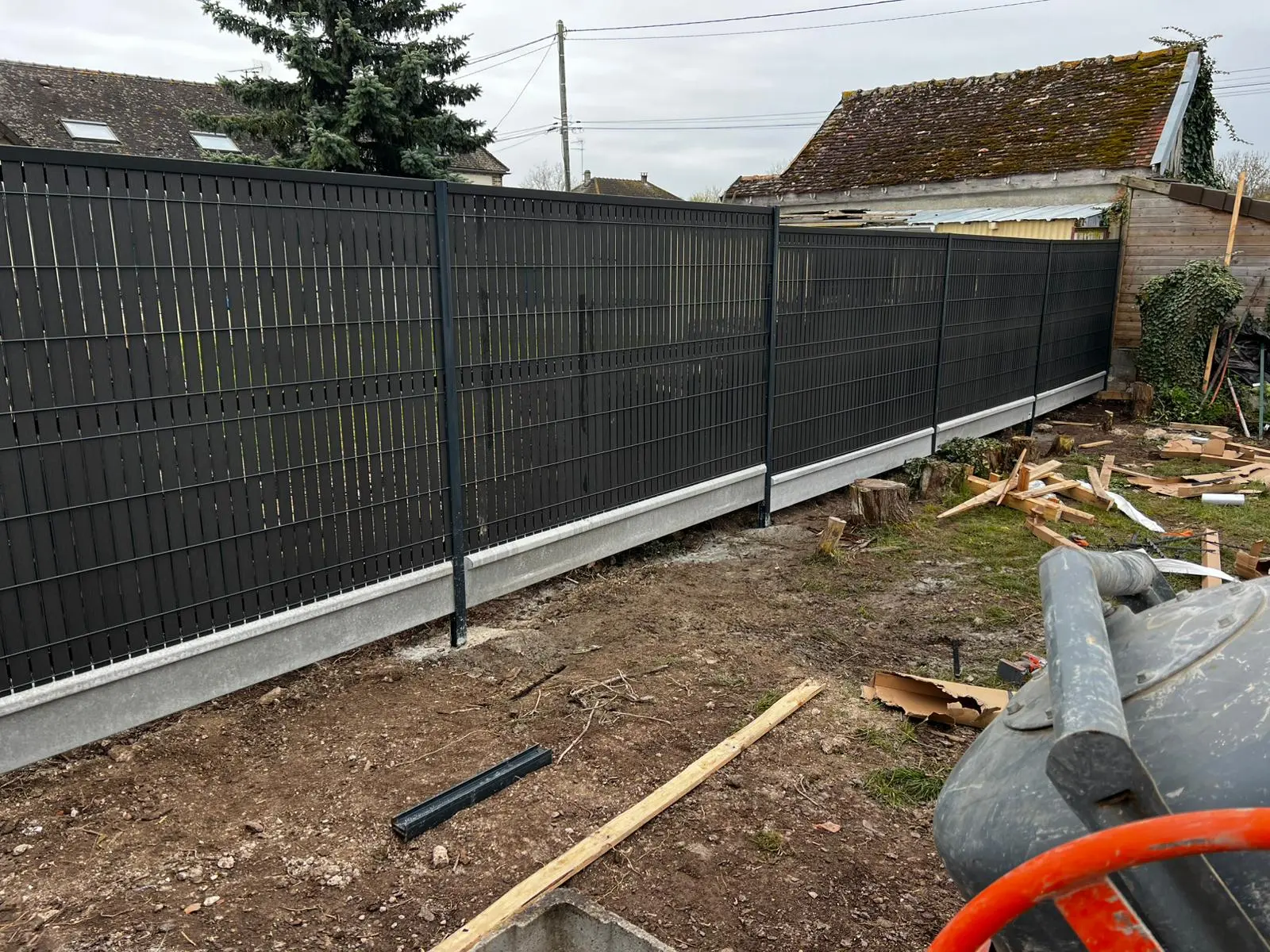 Pose de clôtures pour sécuriser et délimiter les espaces extérieurs